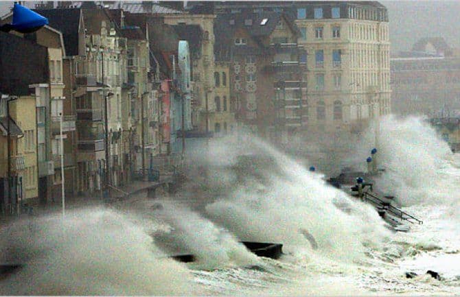 Nevrijeme u Francuskoj ostavilo 250.000 domova bez struje Nevrijeme u Francuskoj ostavilo 250.000 domova bez struje