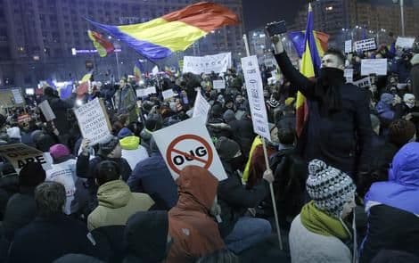 Pola miliona ljudi ponovo protestuje u Rumuniji Pola miliona ljudi ponovo protestuje u Rumuniji