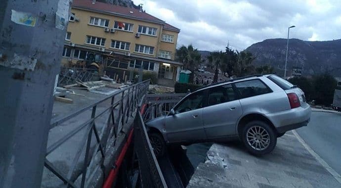 Automobilom kroz ogradu (Foto) Automobilom kroz ogradu (Foto)