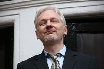 Asanž zbunjen pred sudom, teško se prisjeća imena, godina… Asanž zbunjen pred sudom, teško se prisjeća imena, godina…