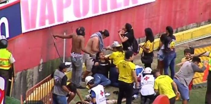 VIDEO: Haos na meču Barselone, sijevali noževi na tribinama VIDEO: Haos na meču Barselone, sijevali noževi na tribinama