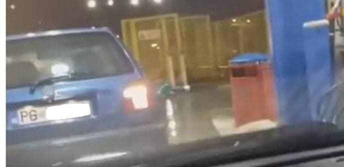 Sipanje benzina na podgorički način: Totalno podsvjesna stvar (VIDEO) Sipanje benzina na podgorički način: Totalno podsvjesna stvar (VIDEO)