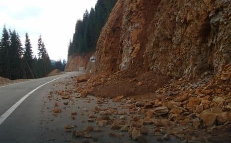 Odron na putu Trebinje-Herceg Novi: Saobraćaj se odvija jednom trakom Odron na putu Trebinje-Herceg Novi: Saobraćaj se odvija jednom trakom