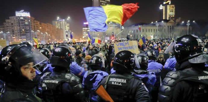 Bukrešt: Nekoliko hiljada ljudi i večeras na ulicama Bukrešt: Nekoliko hiljada ljudi i večeras na ulicama