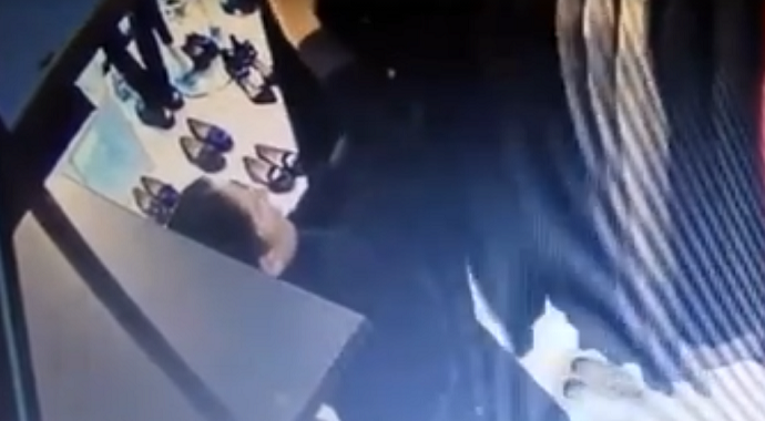 Podgorica: Ukrala odjeću u butiku, kamera zabilježila lice (Video) Podgorica: Ukrala odjeću u butiku, kamera zabilježila lice (Video)