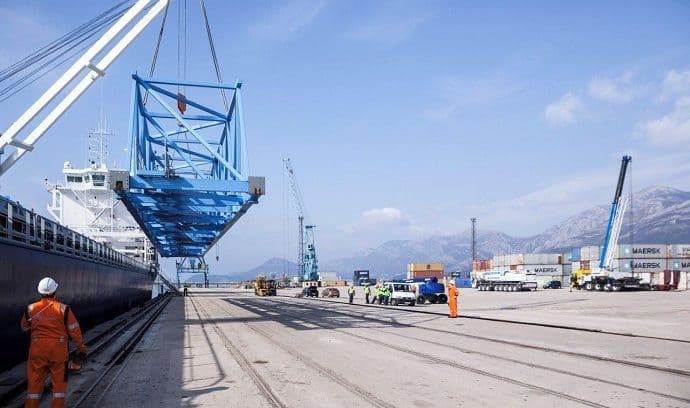 Lučki kran vrijedan 6,4 miliona eura stigao u Port of Adria Lučki kran vrijedan 6,4 miliona eura stigao u Port of Adria