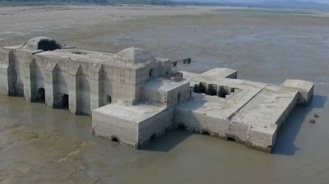 Iz jezera "izronio" hram star 400 godina! (VIDEO) Iz jezera "izronio" hram star 400 godina! (VIDEO)