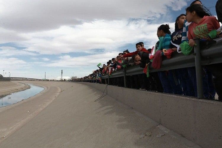 Meksikanci napravili "živi zid" na granici Meksikanci napravili "živi zid" na granici