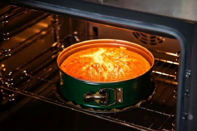 Kolač se zalijepio za pleh? Nije kasno, evo trika koji pomaže Kolač se zalijepio za pleh? Nije kasno, evo trika koji pomaže