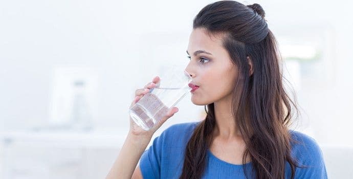 Evo zašto ne smijete da pijete vodu koja je stajala u čaši preko noći Evo zašto ne smijete da pijete vodu koja je stajala u čaši preko noći