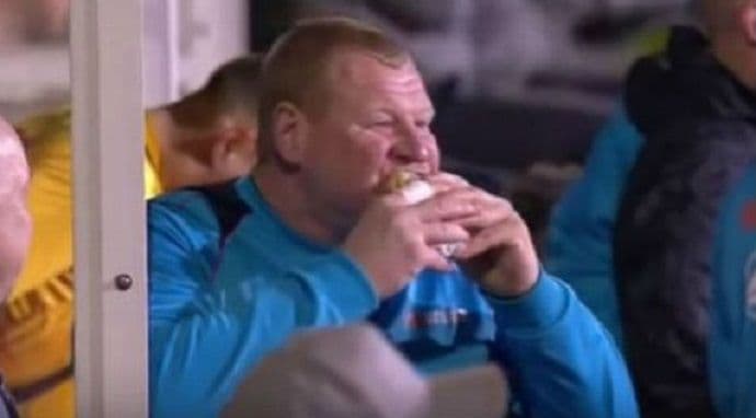 Kladionica dala veliku kvotu na to da li će golman Satona pojesti pitu tokom meča Kladionica dala veliku kvotu na to da li će golman Satona pojesti pitu tokom meča