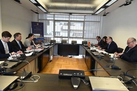 MMF danas predložio Vladi da ukine naknade za majke MMF danas predložio Vladi da ukine naknade za majke