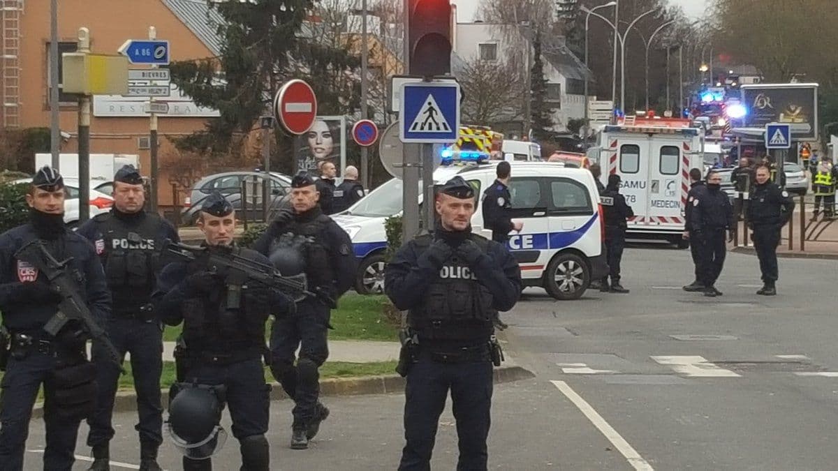 PARIZ: Evakuisan tržni centar zbog dojave o bombi PARIZ: Evakuisan tržni centar zbog dojave o bombi