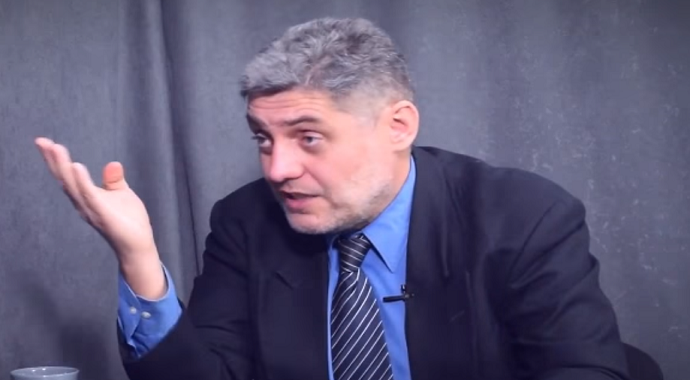 On bi da kamenuje kolje i spaljuje a u crkvi drži predavanje o Bogu i porodici On bi da kamenuje kolje i spaljuje a u crkvi drži predavanje o Bogu i porodici