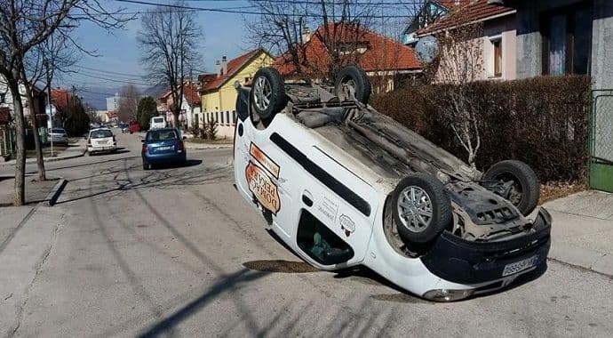 NIKŠIĆ: Automobil završio na krovu (FOTO) NIKŠIĆ: Automobil završio na krovu (FOTO)