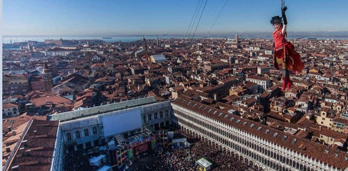 Uzbudljivi let Anđela otvorio Venecijanski karneval Uzbudljivi let Anđela otvorio Venecijanski karneval