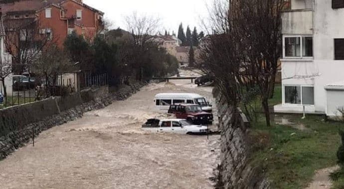 Kiša i olujni vjetar: Potop u Budvi, nanijeta šteta u Podgorici (Video) Kiša i olujni vjetar: Potop u Budvi, nanijeta šteta u Podgorici (Video)