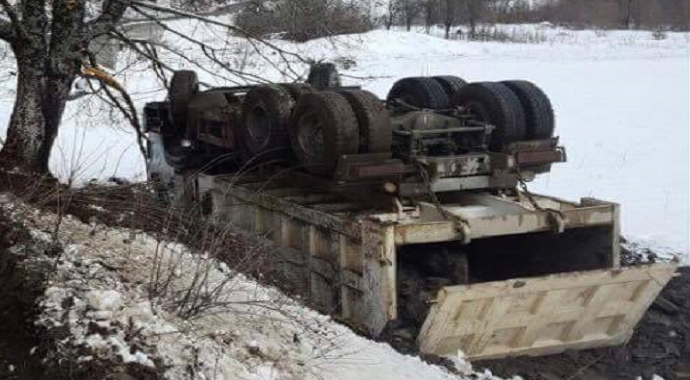 Prevrnuo se kamion na putu Mojkovac - Kolašin (FOTO) Prevrnuo se kamion na putu Mojkovac - Kolašin (FOTO)