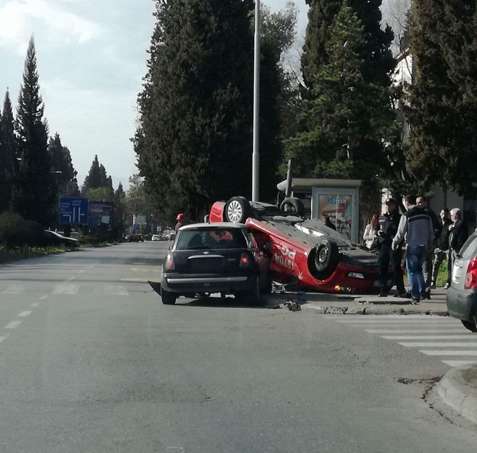 Težak udes u Podgorici: Taksi vozilo završilo na krovu Težak udes u Podgorici: Taksi vozilo završilo na krovu