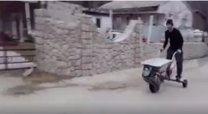 Kakav crni ferari: Motorna karivolica bato (Video) Kakav crni ferari: Motorna karivolica bato (Video)