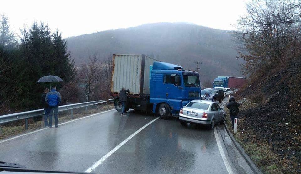 Sudar šlepera i automobila Sudar šlepera i automobila