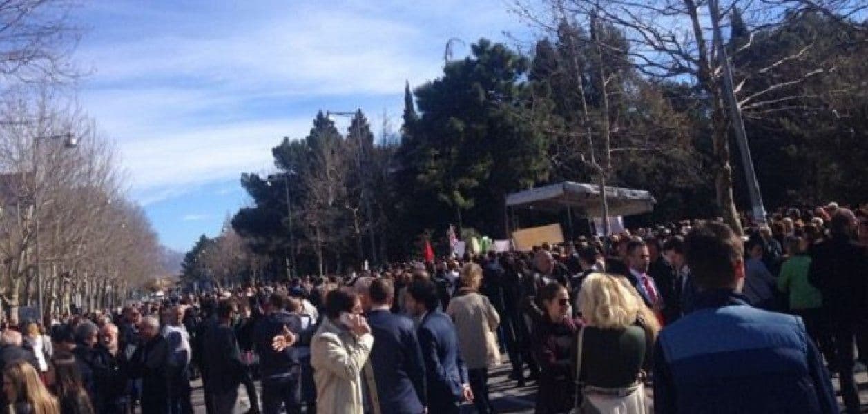 Protest majki: Ustavni sud da se oglasi Protest majki: Ustavni sud da se oglasi