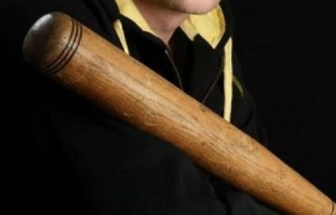 Autobus HN-BG: Tri mladića upali u autobus sa palicama i prijetili putnicima Autobus HN-BG: Tri mladića upali u autobus sa palicama i prijetili putnicima