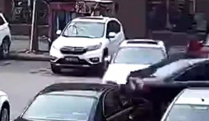 Parkiranje koje niko ne bi poželio (VIDEO) Parkiranje koje niko ne bi poželio (VIDEO)