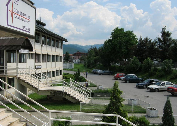 Dom zdravlja Berane se prilagođava OSI: Uređuju se ulazi, parking.. Dom zdravlja Berane se prilagođava OSI: Uređuju se ulazi, parking..