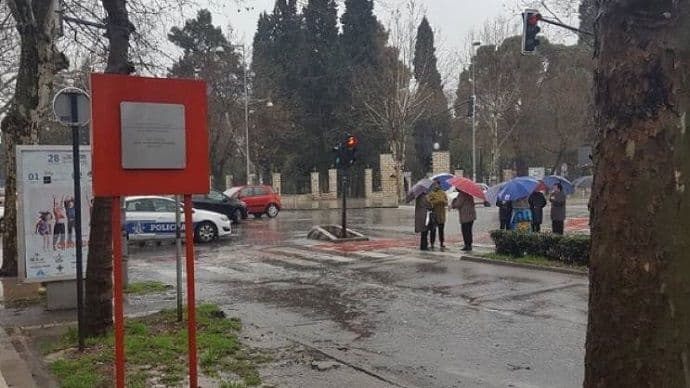 Majke ispred Skupštine: Saobraćaj i dalje obustavljen Majke ispred Skupštine: Saobraćaj i dalje obustavljen