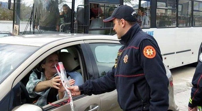 Policajci damama dijelili cvijeće Policajci damama dijelili cvijeće