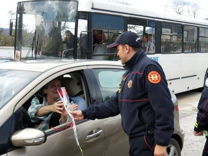 tivat-policajci-i-cvijece