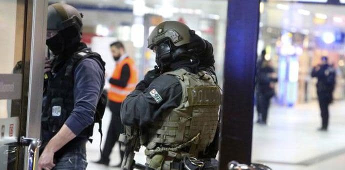 Ranio sjekirom sedam osoba u Diseldorfu: Napadač je s prostora eks Jugoslavije Ranio sjekirom sedam osoba u Diseldorfu: Napadač je s prostora eks Jugoslavije