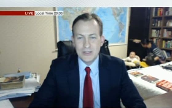 (VIDEO) HIT NA INTERNETU: Tokom uključenja uživo, djeca utrčala u kadar (VIDEO) HIT NA INTERNETU: Tokom uključenja uživo, djeca utrčala u kadar