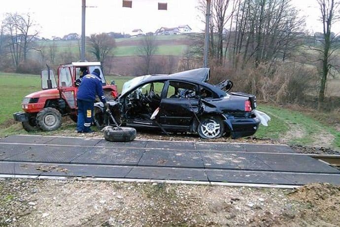 Doboj: Roditelji i ćerka poginuli vraćajući se s rođendana Doboj: Roditelji i ćerka poginuli vraćajući se s rođendana