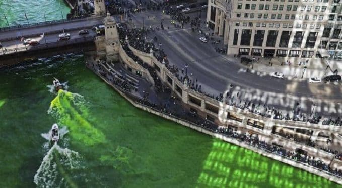 Tradicija u Čikagu: Na Dan Sv. Patrika rijeke se boje u zeleno (FOTO) Tradicija u Čikagu: Na Dan Sv. Patrika rijeke se boje u zeleno (FOTO)