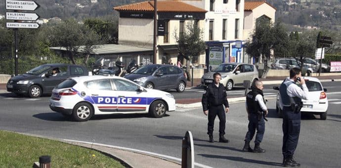 Pucnjava u školi, uhapšen 17-godišnjak sa automatom, pištoljima i bombama Pucnjava u školi, uhapšen 17-godišnjak sa automatom, pištoljima i bombama