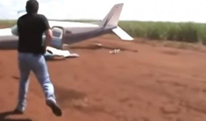 Policajac puškom srušio avion pun droge (VIDEO) Policajac puškom srušio avion pun droge (VIDEO)