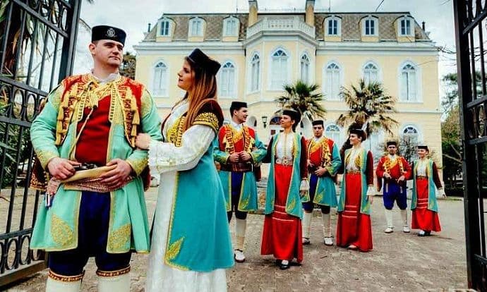 Mladenci iz Bara se vjenčali u crnogorskoj nošnji Mladenci iz Bara se vjenčali u crnogorskoj nošnji