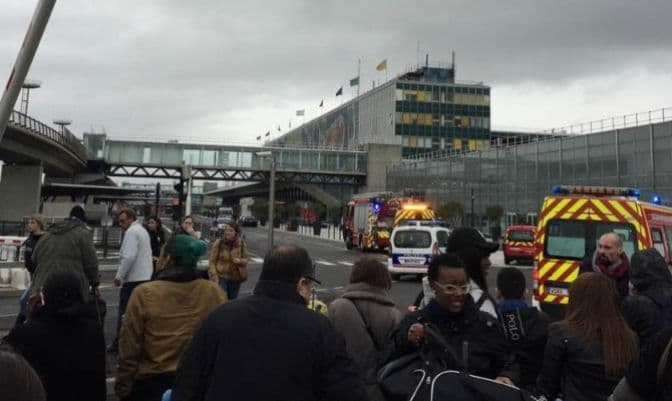 Pucnjava na aerodromu u Parizu Pucnjava na aerodromu u Parizu