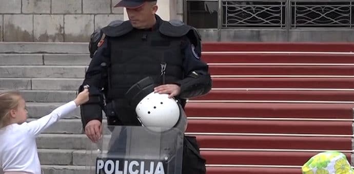 Djevojčica pružila cvijet, policajac je samo pogledao (Video) Djevojčica pružila cvijet, policajac je samo pogledao (Video)