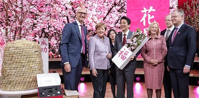 CEBIT: Merkel i Abe na predstavljanju crnogorskog startapa "Bee and Me" CEBIT: Merkel i Abe na predstavljanju crnogorskog startapa "Bee and Me"