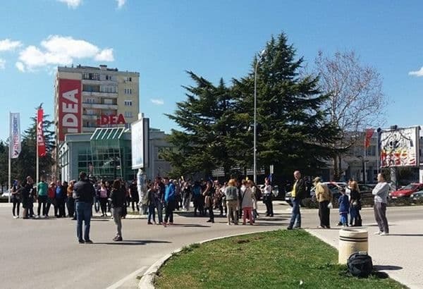 Grupa građana blokirala skver u znak podrške majkama Grupa građana blokirala skver u znak podrške majkama