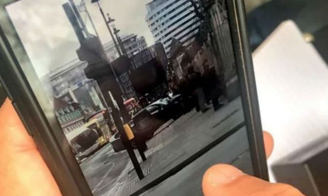 Turista u Londonu fotografisao auto napadača prije dolaska policije Turista u Londonu fotografisao auto napadača prije dolaska policije