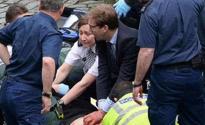 Heroj Londona: Političar pomagao povrijeđenom policajcu Heroj Londona: Političar pomagao povrijeđenom policajcu