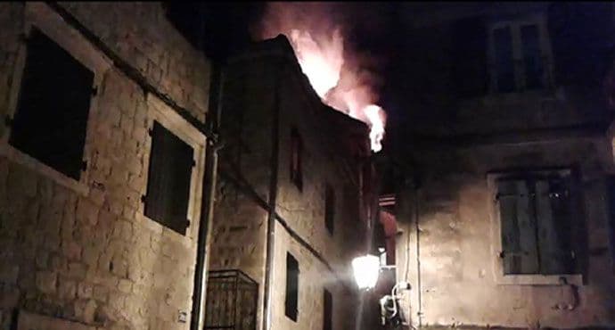 Kotor: Izgorio treći sprat hostela u Starom gradu (VIDEO) Kotor: Izgorio treći sprat hostela u Starom gradu (VIDEO)
