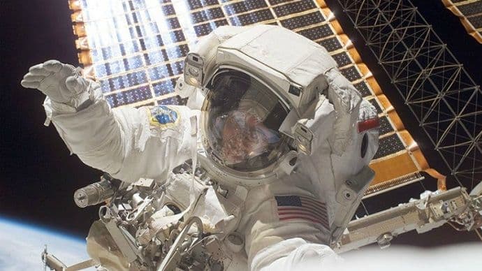 Astronauti u svemirskoj šetnji pripremaju novi parking Astronauti u svemirskoj šetnji pripremaju novi parking