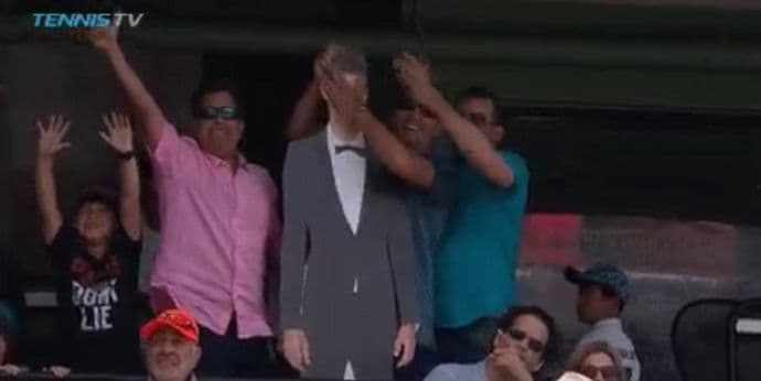 VIDEO: Navijači se iživljavali na lutki Đokovića VIDEO: Navijači se iživljavali na lutki Đokovića