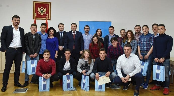 Nagrađeni pobjednici Državnog prvenstva srednjih škola u malom fudbalu Nagrađeni pobjednici Državnog prvenstva srednjih škola u malom fudbalu