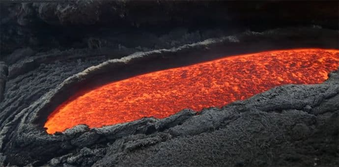 Etnom se spušta rijeka lave duža od dva kilometra (Video) Etnom se spušta rijeka lave duža od dva kilometra (Video)